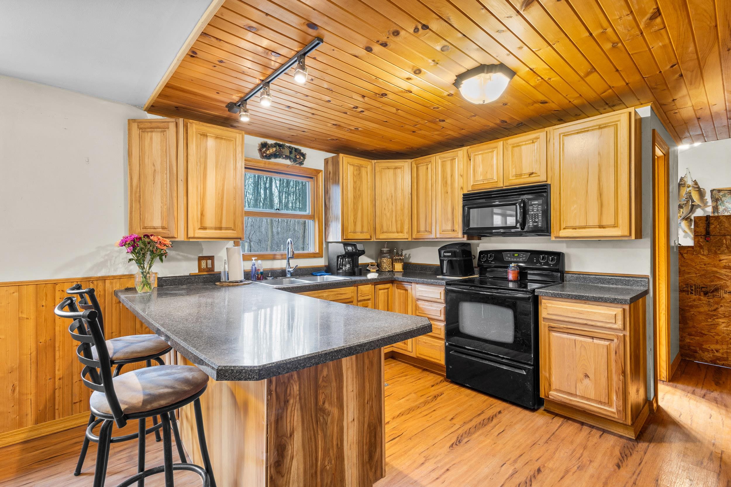 8578 Winncrest Road Neenah, WI 54956 - Photo 9 of 27