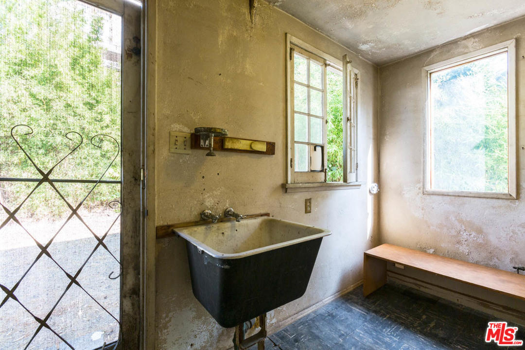 2300 Edgewater Terrace Los Angeles, CA 90039 - Photo 17 of 39 a bathroom with a bathtub and next to a window