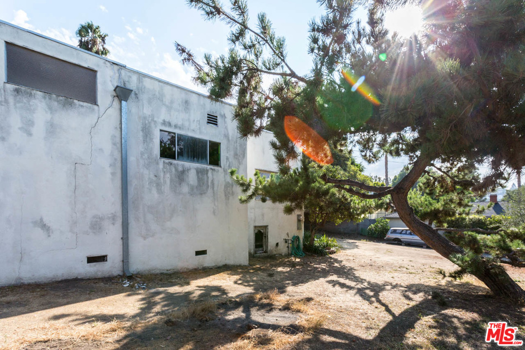 2300 Edgewater Terrace Los Angeles, CA 90039 - Photo 37 of 39 a backyard of a house