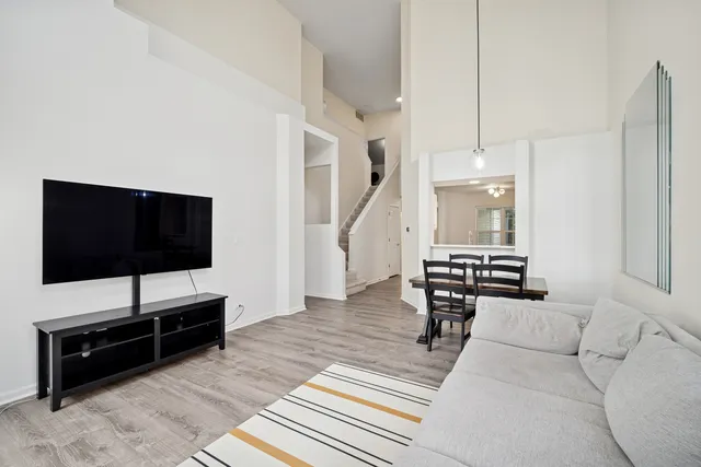 $389,900 | 1176 Bristol Lane, Buffalo Grove, IL 60089