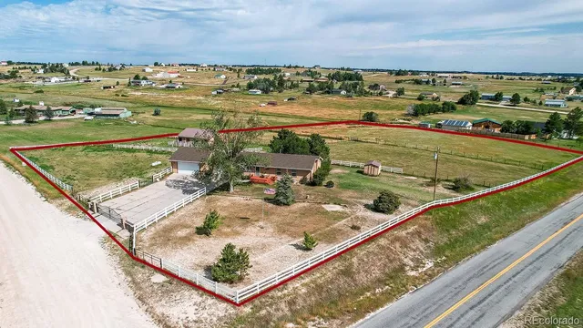a view of a tennis court