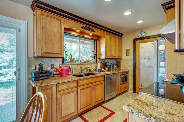 a kitchen that has a stove and a refrigerator