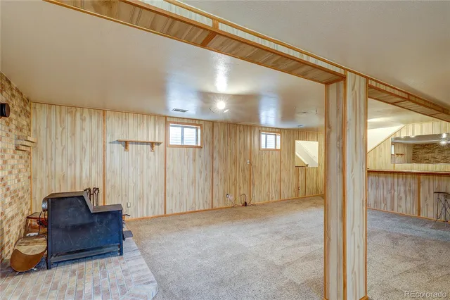 a view of livingroom with furniture