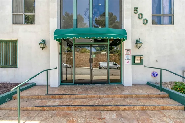 a view of entryway with a front door