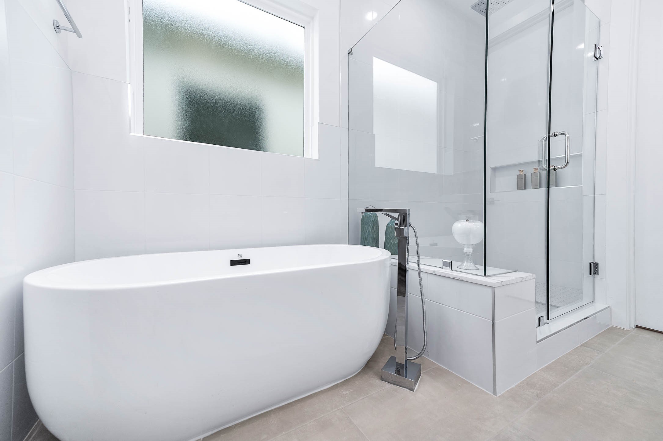 3509 McIlhenny Street Houston, TX 77004 - Photo 25 of 36 a view of a bathroom with bathtub