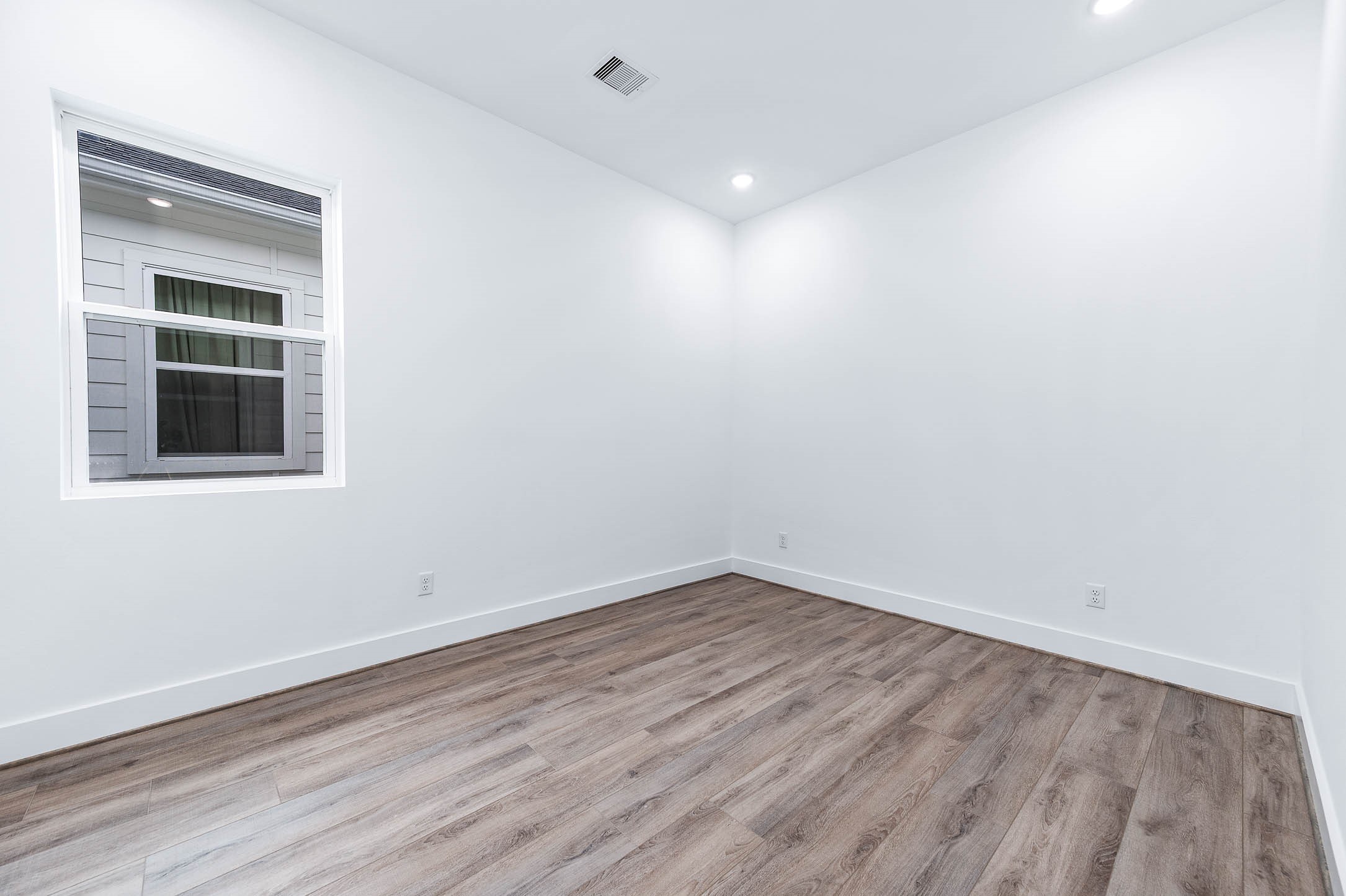 3509 McIlhenny Street Houston, TX 77004 - Photo 28 of 36 an empty room with wooden floor and windows