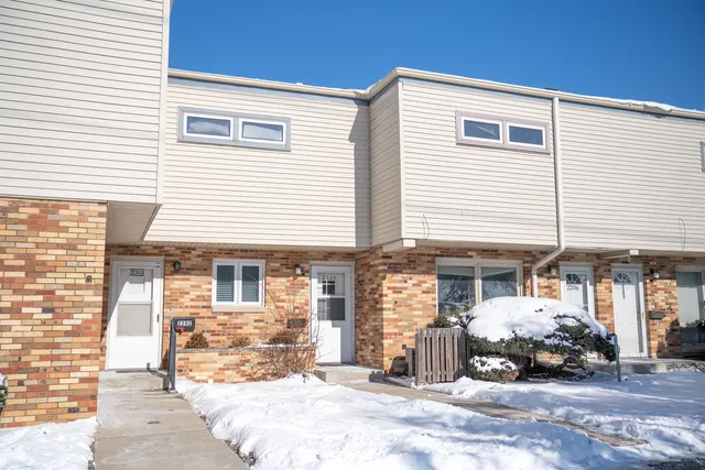 $107,000 | 2204 East Lincoln Street, Unit 13, Bloomington, IL 61701