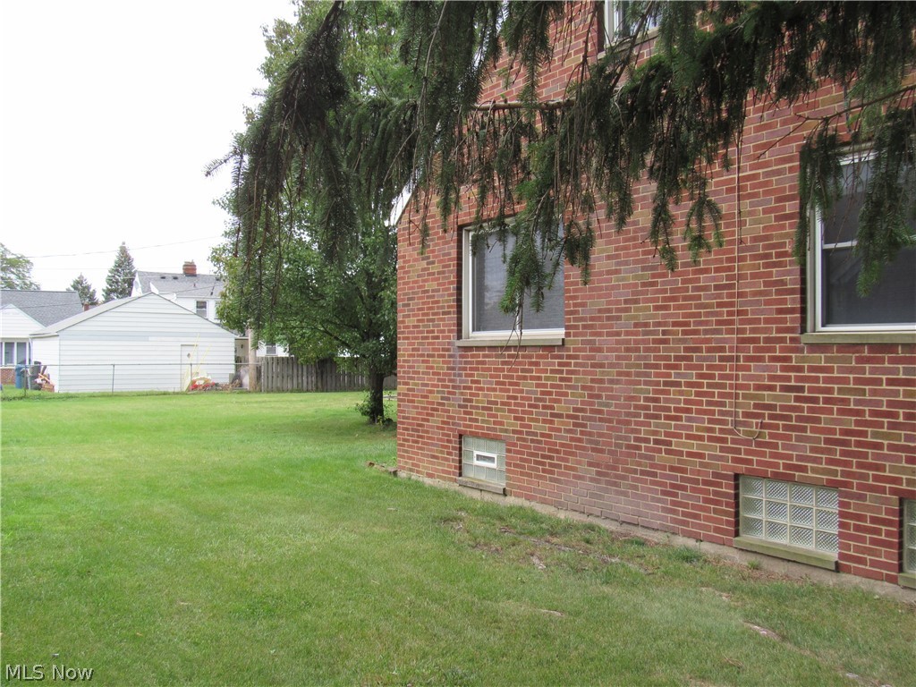 8002 West Ridgewood Drive Cleveland, OH 44129 - Photo 4 of 29