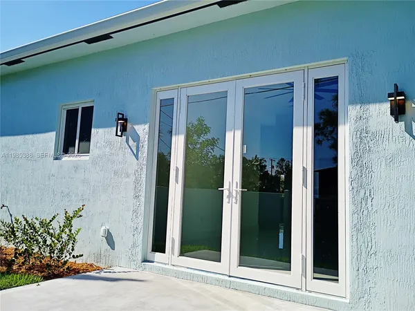 a view of back yard of the house