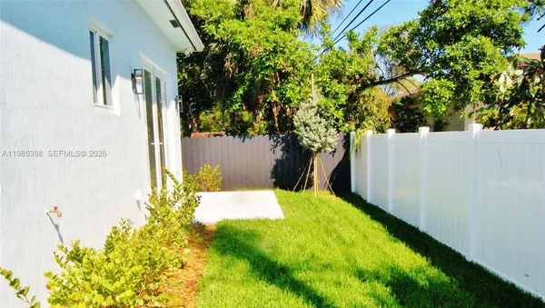 a view of a backyard