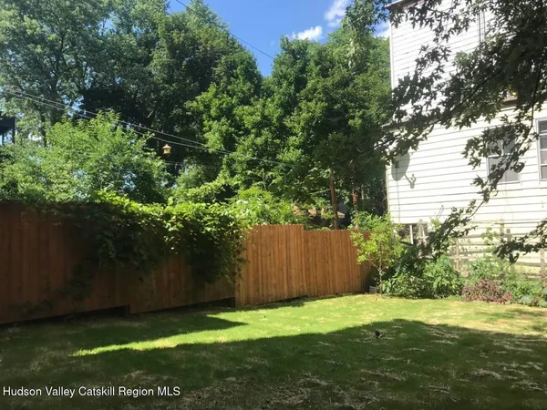 a view of a yard with a house