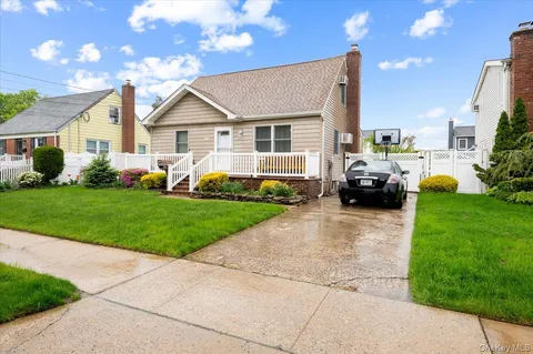 $799,000 | 2345 Willow Street, Wantagh, NY 11793