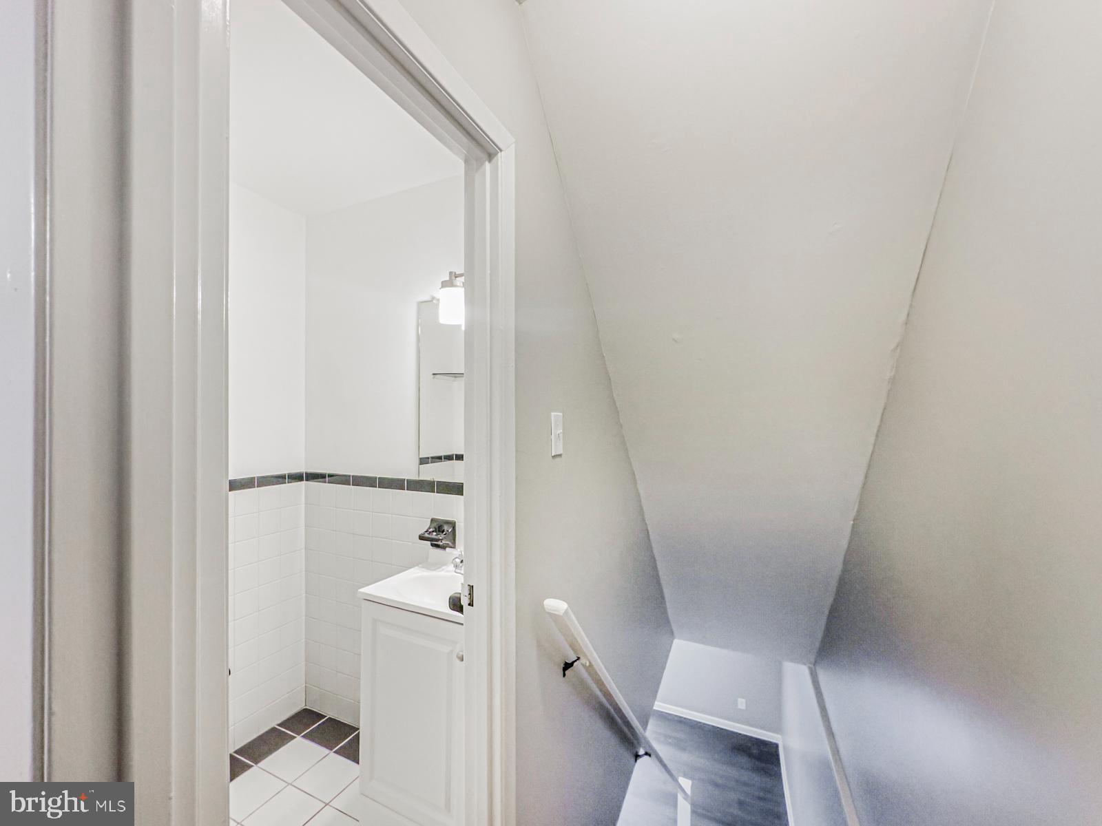 11118 Ridgeway Street Philadelphia, PA 19116 - Photo 30 of 38 a bathroom with a bathtub and toilet