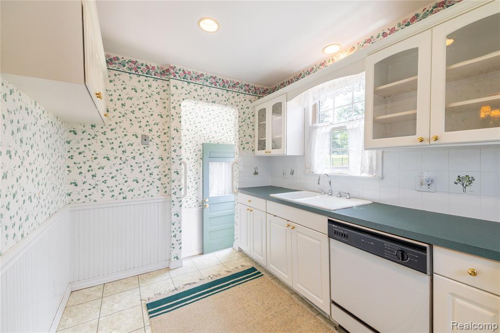 23211 Myrtle Street Dearborn, MI 48128 - Photo 10 of 36