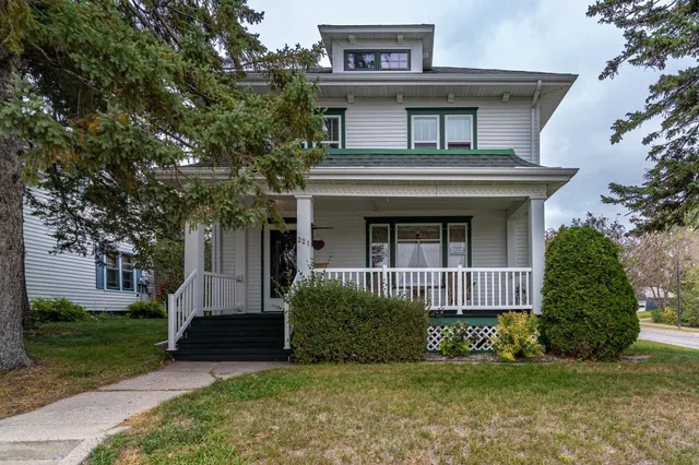 $218,000 | 221 East 6th Street, Crookston, MN 56716