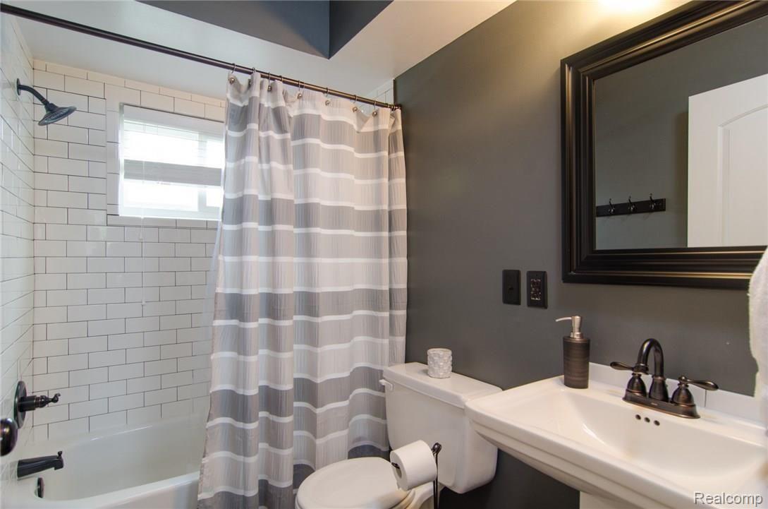 2976 Gerald Avenue Rochester, MI 48307 - Photo 12 of 36 GRU_2896.jpg