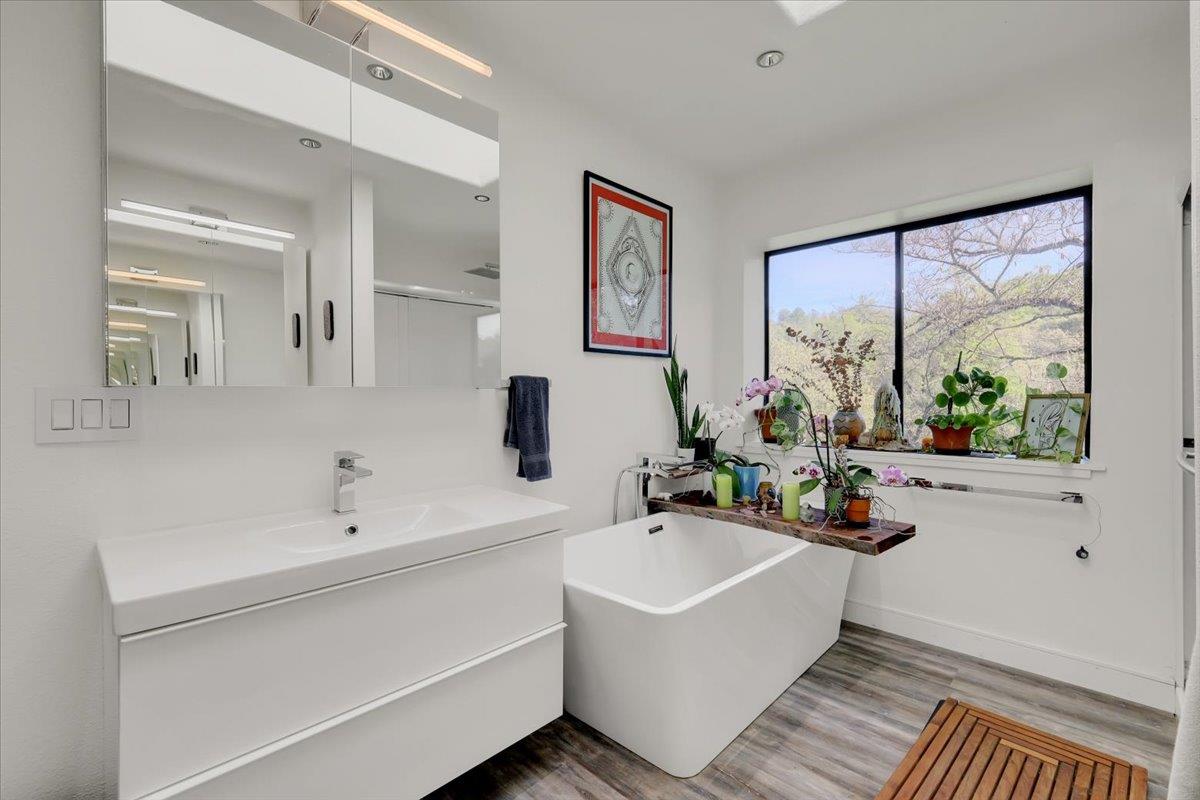 17513 Derby Way Penn Valley, CA 95946 - Photo 24 of 78 a bathroom with a bathtub and a sink