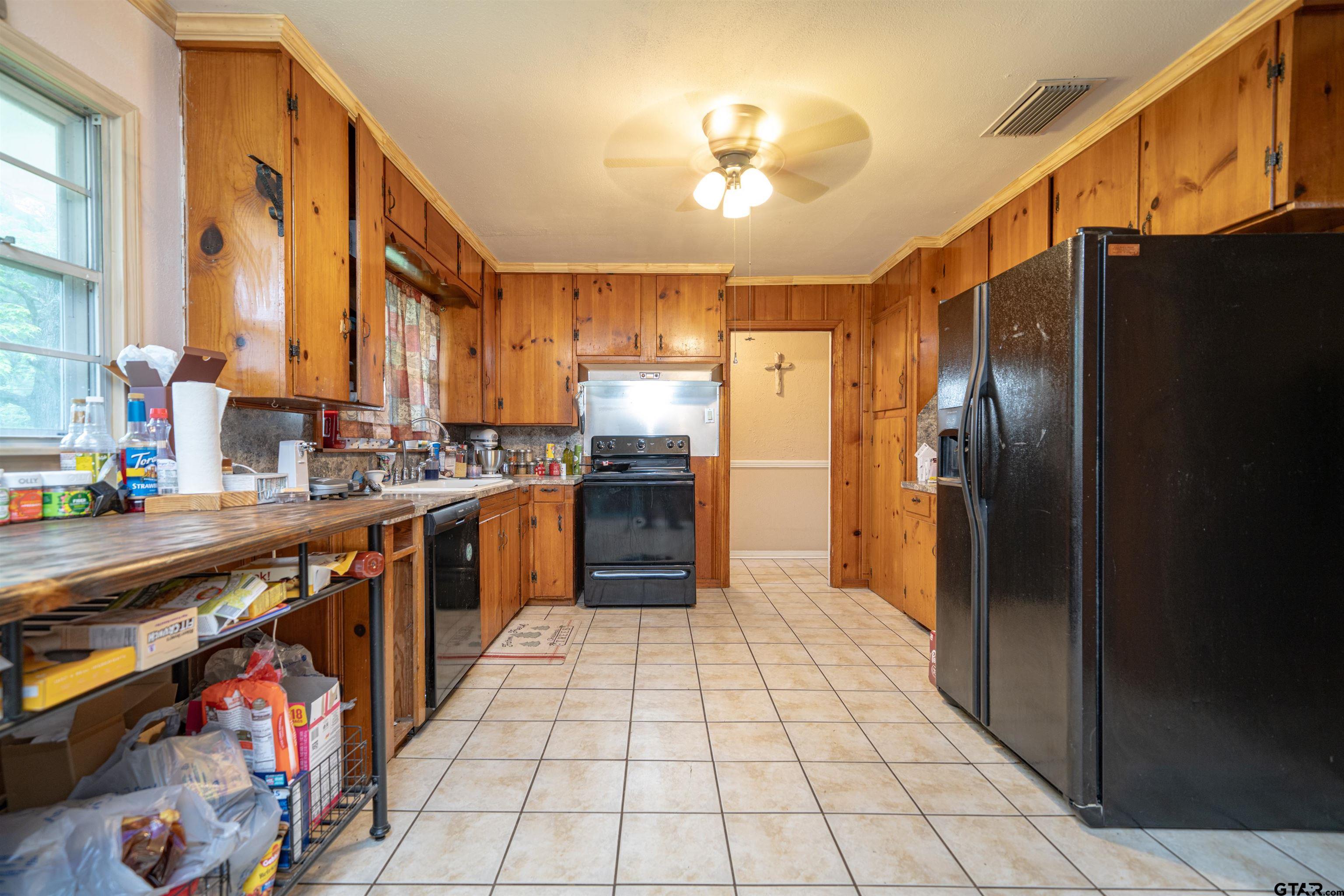 206 Summit Drive Gilmer, TX 75644 - Photo 3 of 24 a kitchen with stainless steel appliances a refrigerator and a stove