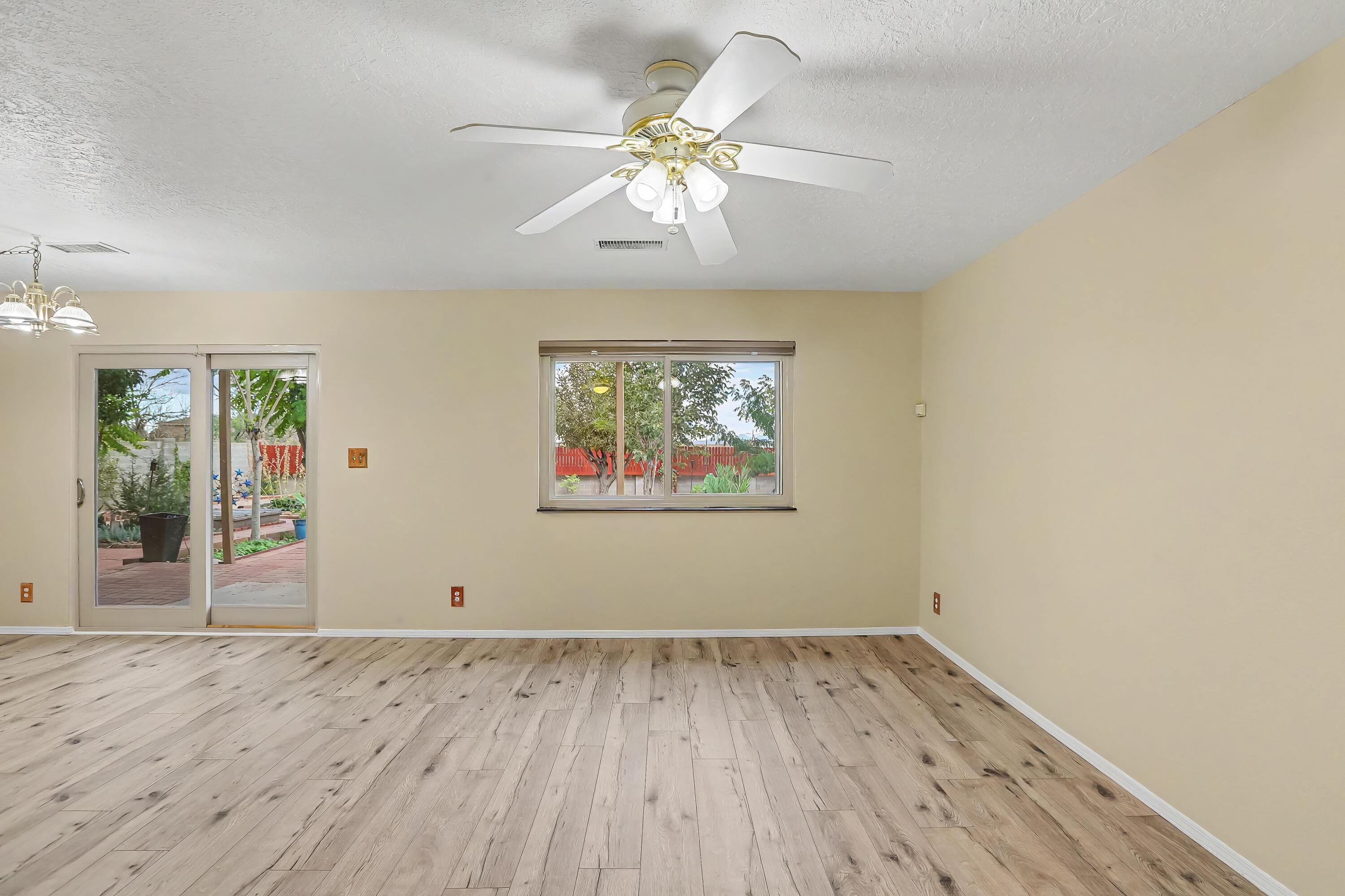 4076 Montreal Loop Northeast Rio Rancho, NM 87144 - Photo 3 of 44 Gallery Image 3
