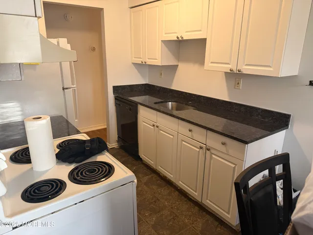 $1,900 | 76 Manchester Court, Unit B, Freehold, NJ 07728