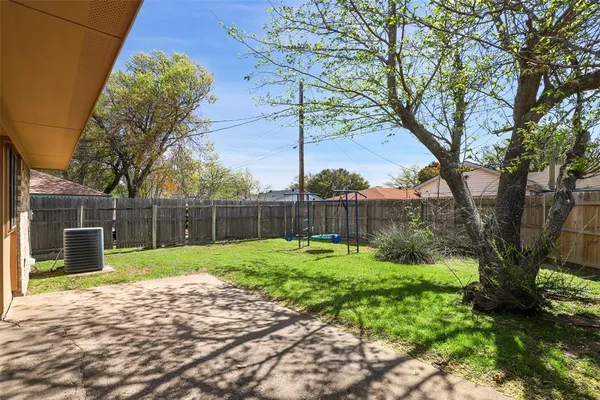 a view of a back yard