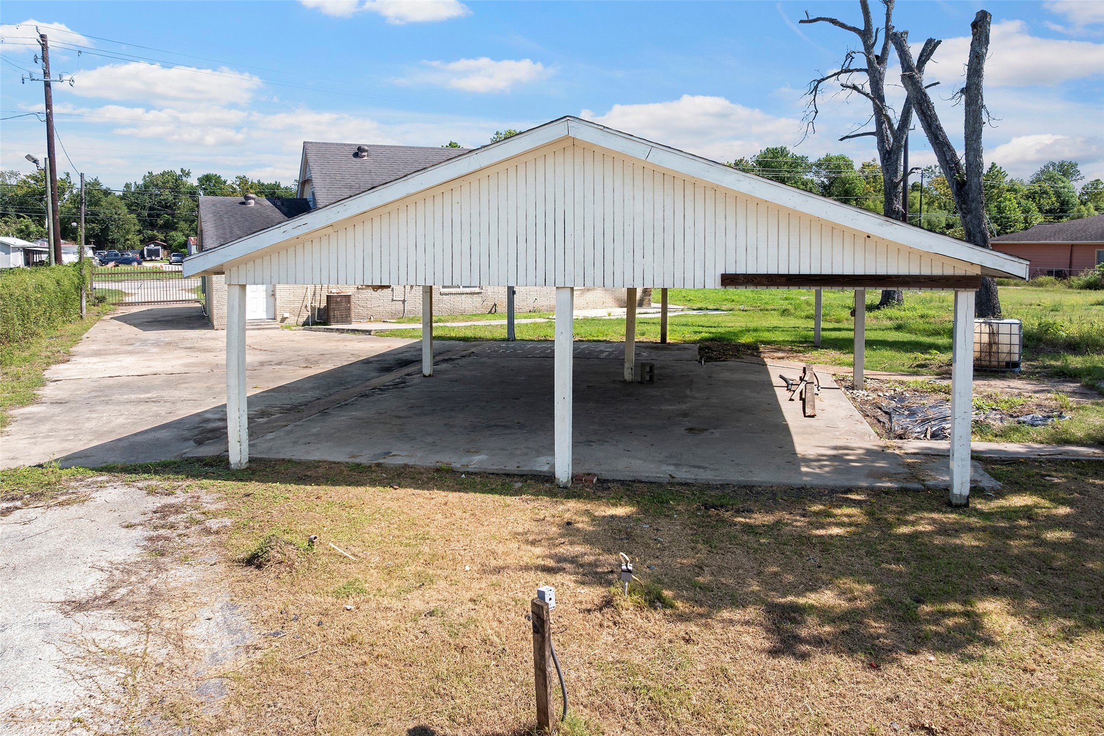 822 Aldine Mail Rte Road Houston, TX 77037 - Photo 18 of 44 a view of a house with backyard and sitting area