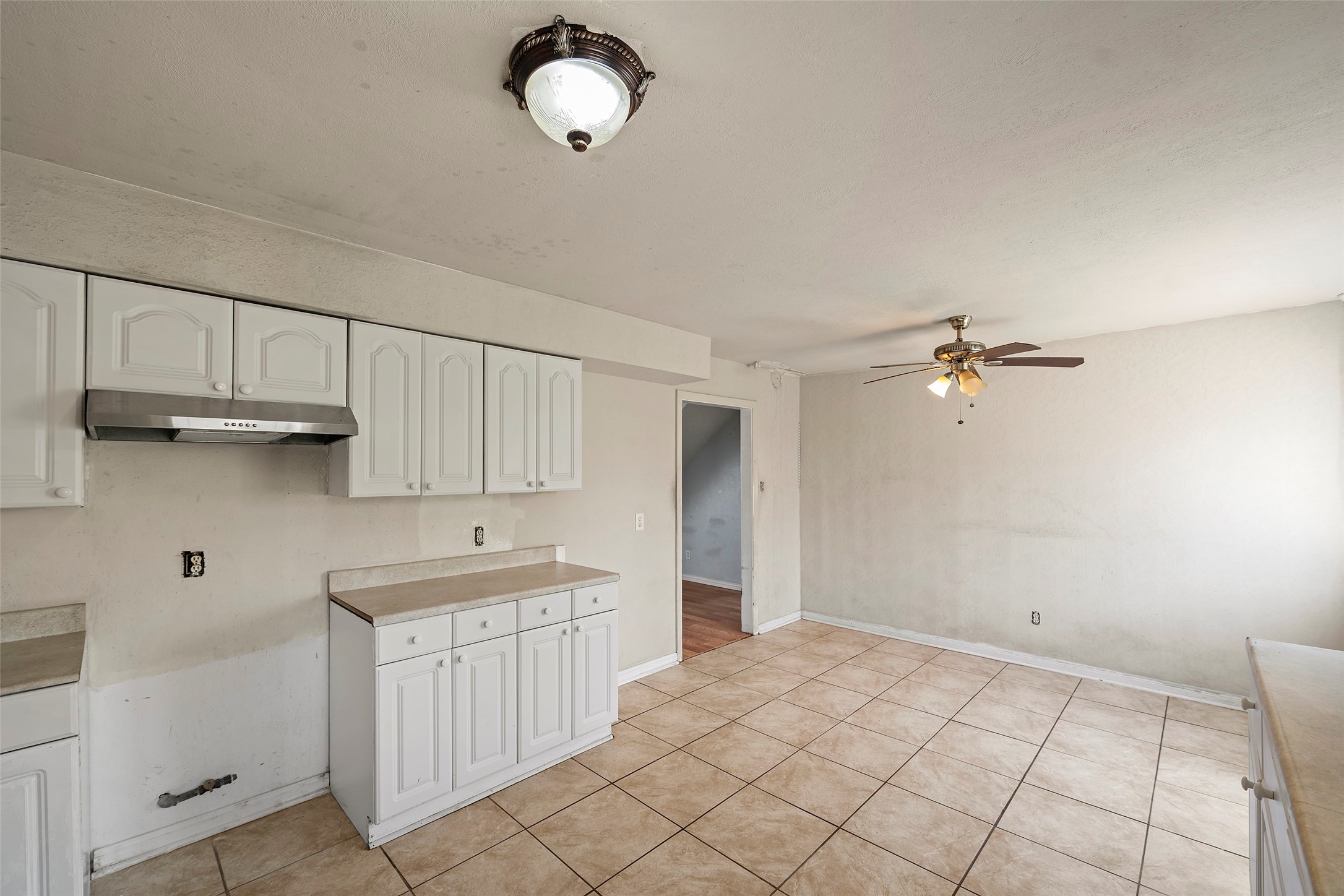 822 Aldine Mail Rte Road Houston, TX 77037 - Photo 32 of 44 a view of a kitchen with electric appliances
