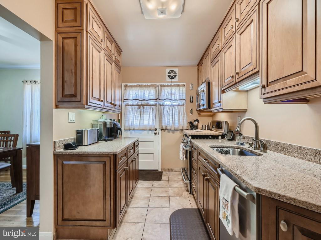 2708 Kirkleigh Road Dundalk, MD 21222 - Photo 9 of 33