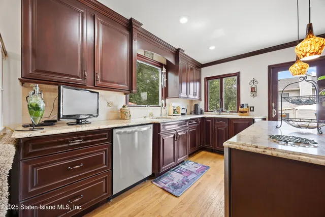 $819,999 | 8 Carpenter Avenue | New Springville