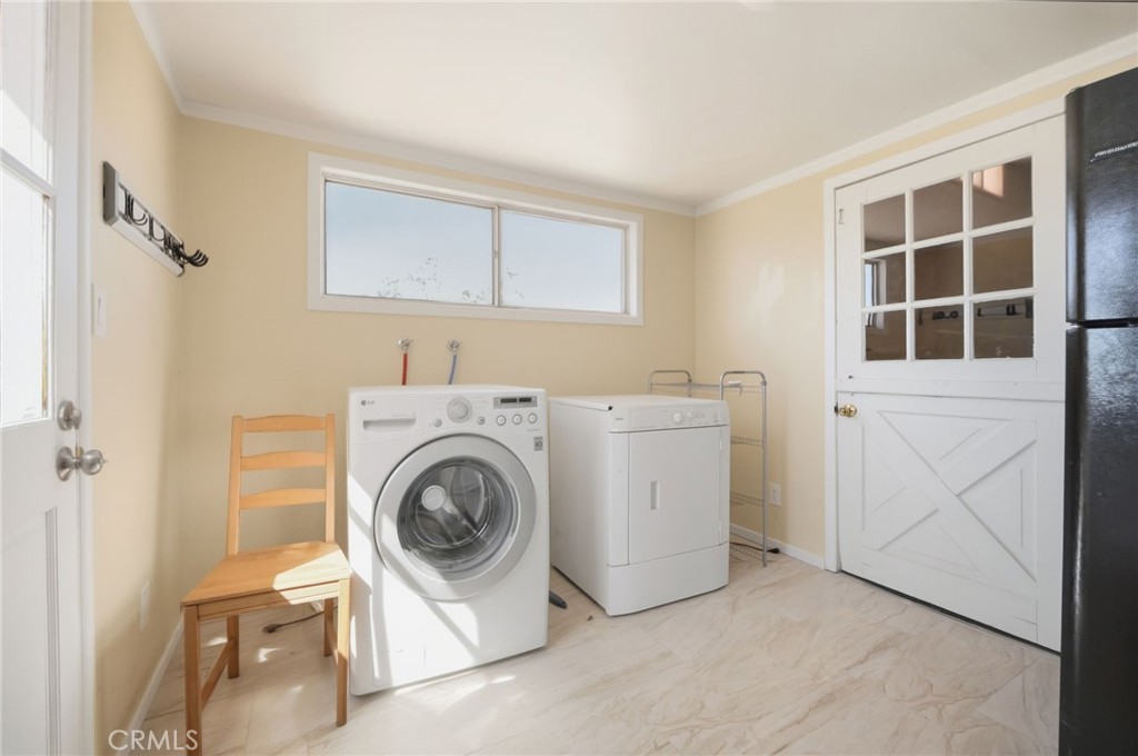66270 Brant Crossing Road Joshua Tree, CA 92252 - Photo 12 of 46 a utility room with dryer and washer