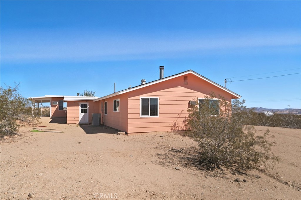 66270 Brant Crossing Road Joshua Tree, CA 92252 - Photo 17 of 46 a view of a house with a snow in the background
