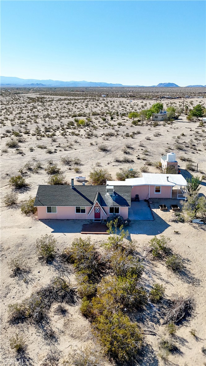 66270 Brant Crossing Road Joshua Tree, CA 92252 - Photo 34 of 46 a view of a dry yard with wooden fence