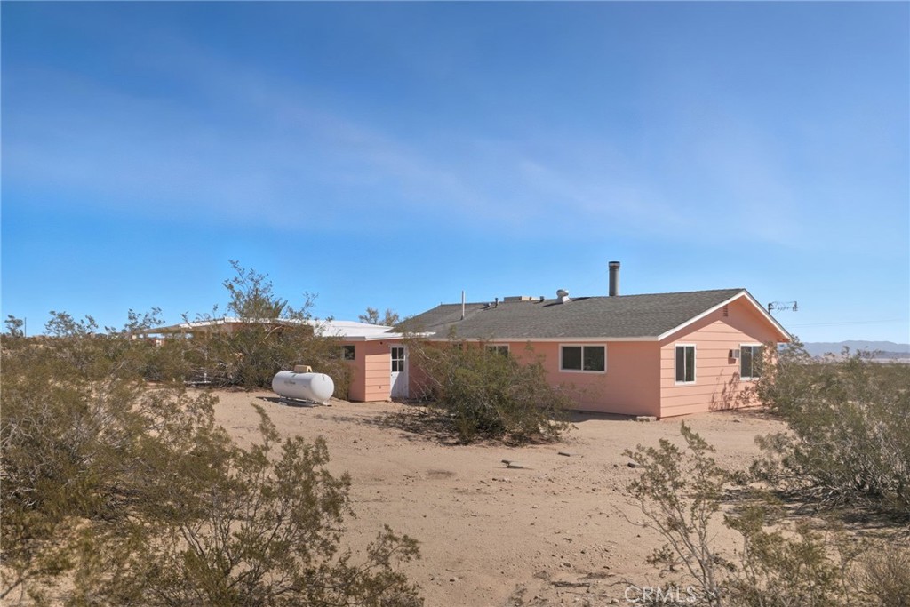 66270 Brant Crossing Road Joshua Tree, CA 92252 - Photo 9 of 46 a view of a house with a yard