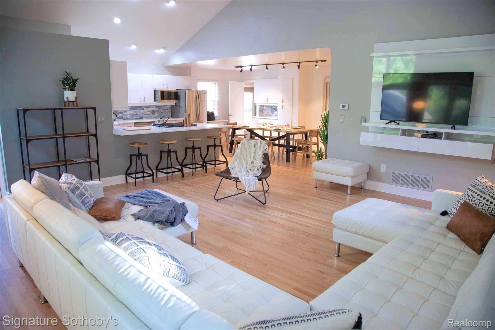 322 Kerby Road Grosse Pointe, MI 48236 - Photo 16 of 50 Living Room 1.jpg