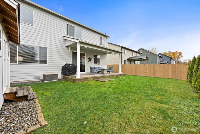 a view of a back yard of the house