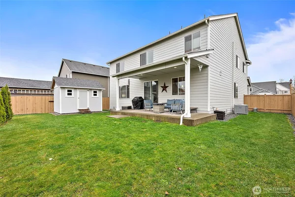 a view of a house with backyard