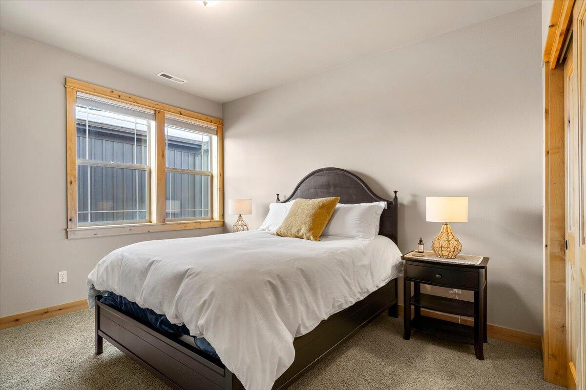 941 Southwest Vantage Point Way Bend, OR 97702 - Photo 22 of 52 08-Guest Bedroom