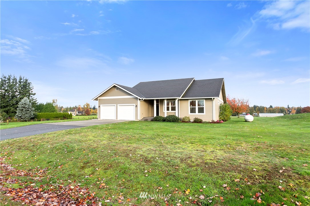 106 Ridgeview Street Sumas, WA 98295 - Photo 2 of 31 a front view of a house with garden
