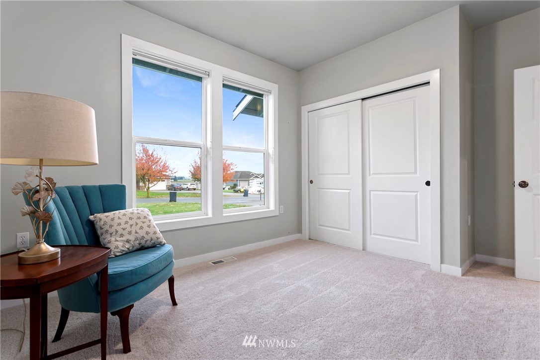 106 Ridgeview Street Sumas, WA 98295 - Photo 11 of 31 a living room with furniture and a window