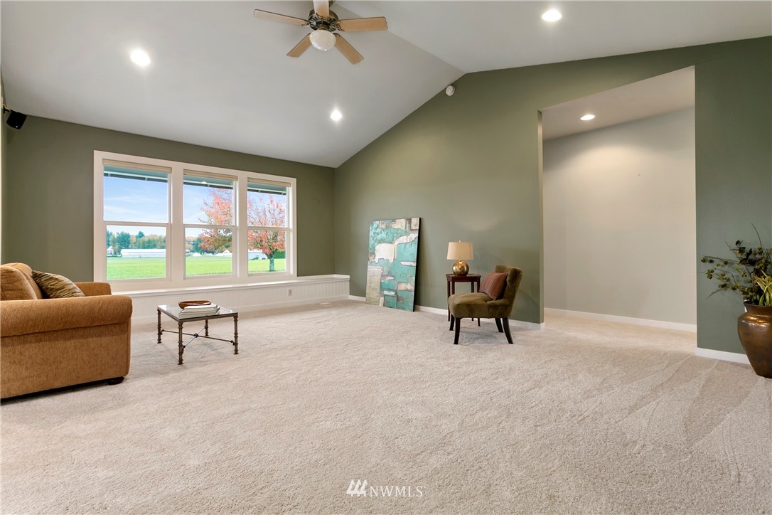 106 Ridgeview Street Sumas, WA 98295 - Photo 14 of 31 a living room with furniture and a lamp