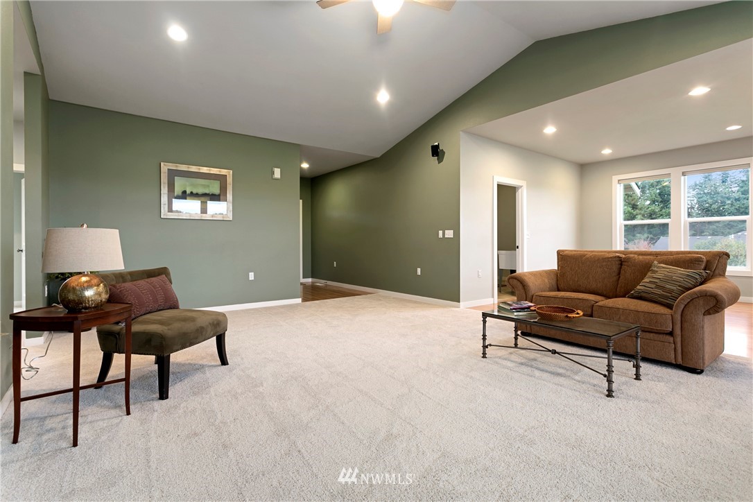 106 Ridgeview Street Sumas, WA 98295 - Photo 16 of 31 a living room with furniture and a lamp