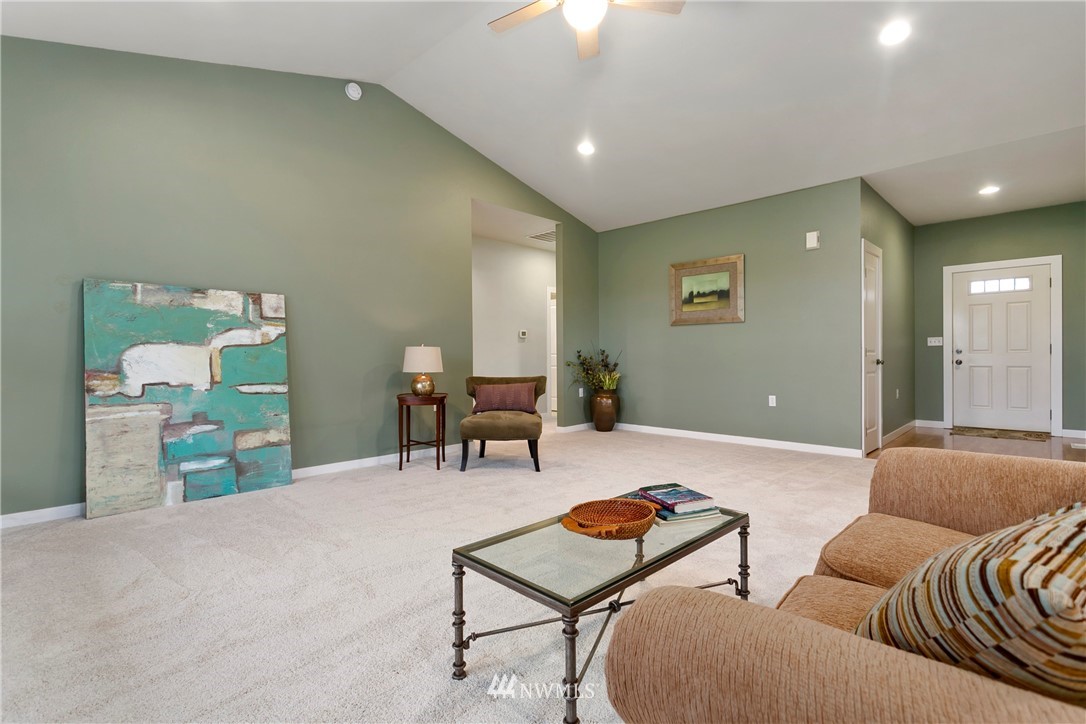 106 Ridgeview Street Sumas, WA 98295 - Photo 17 of 31 a living room with furniture and a lamp