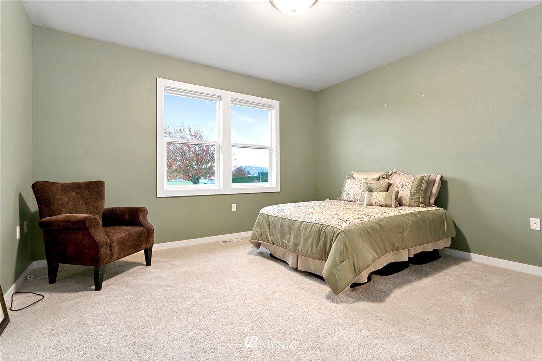 106 Ridgeview Street Sumas, WA 98295 - Photo 3 of 31 a spacious bedroom with a bed and chair