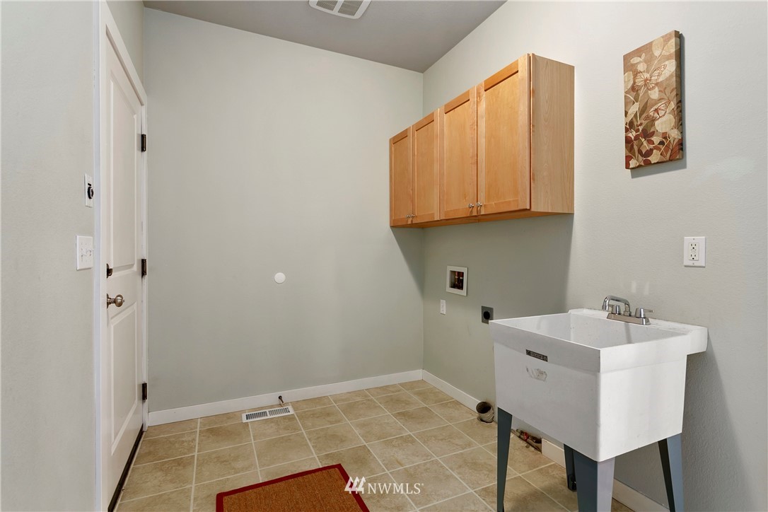 106 Ridgeview Street Sumas, WA 98295 - Photo 24 of 31 a bathroom with a sink and a window