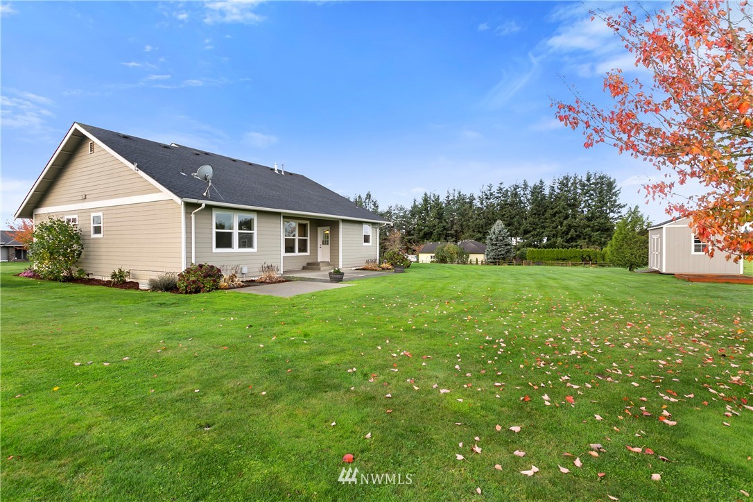 106 Ridgeview Street Sumas, WA 98295 - Photo 27 of 31 a front view of house with yard and green space