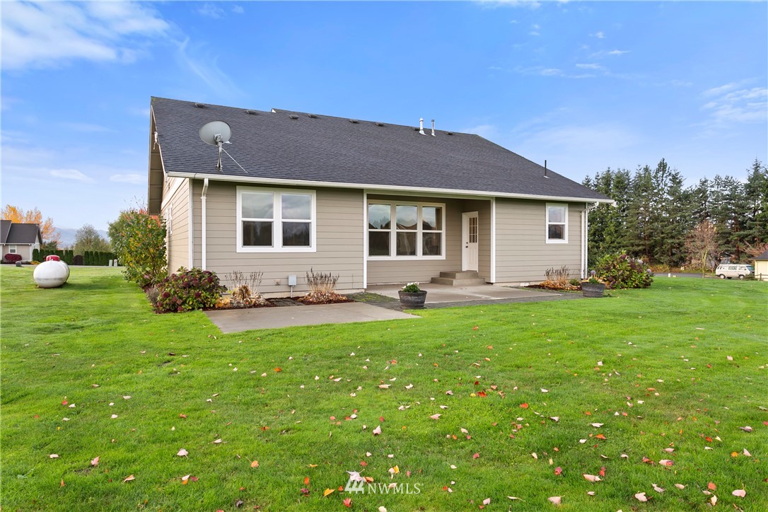 106 Ridgeview Street Sumas, WA 98295 - Photo 28 of 31 a view of a house with a backyard