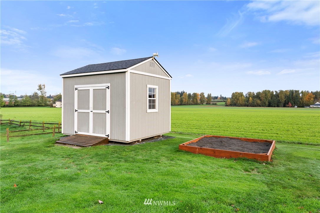 106 Ridgeview Street Sumas, WA 98295 - Photo 29 of 31 a front view of a house with garden