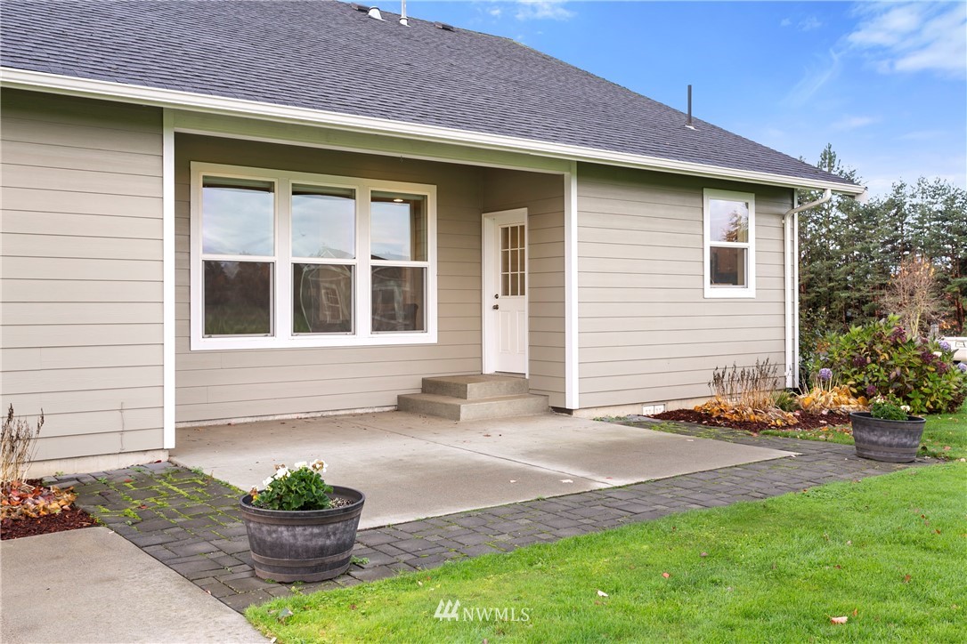 106 Ridgeview Street Sumas, WA 98295 - Photo 31 of 31 a front view of a house with a yard