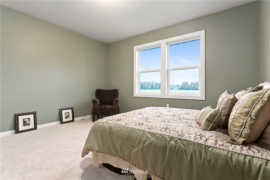 106 Ridgeview Street Sumas, WA 98295 - Photo 5 of 31 a bedroom with a bed and window