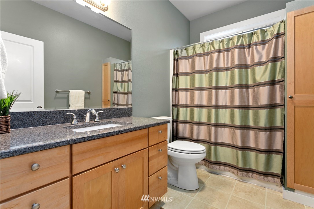 106 Ridgeview Street Sumas, WA 98295 - Photo 9 of 31 a bathroom with a sink toilet and shower